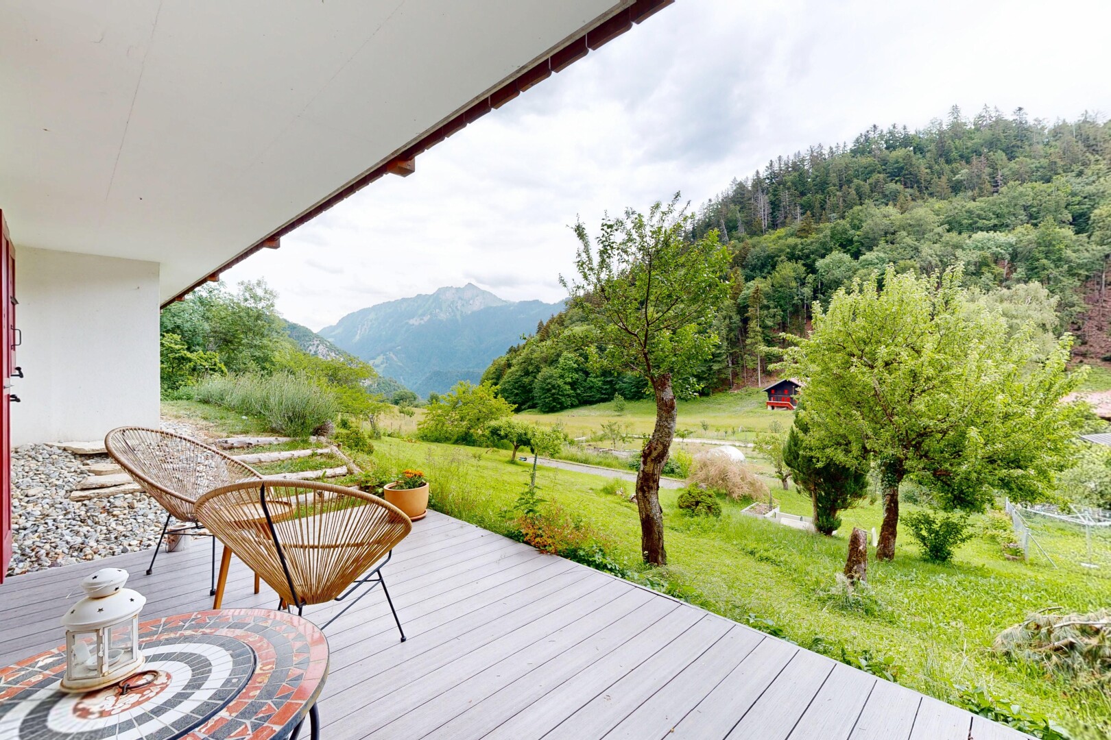jardin avec mountain view, vue sur la montagne, pelouse, from property, et overcast