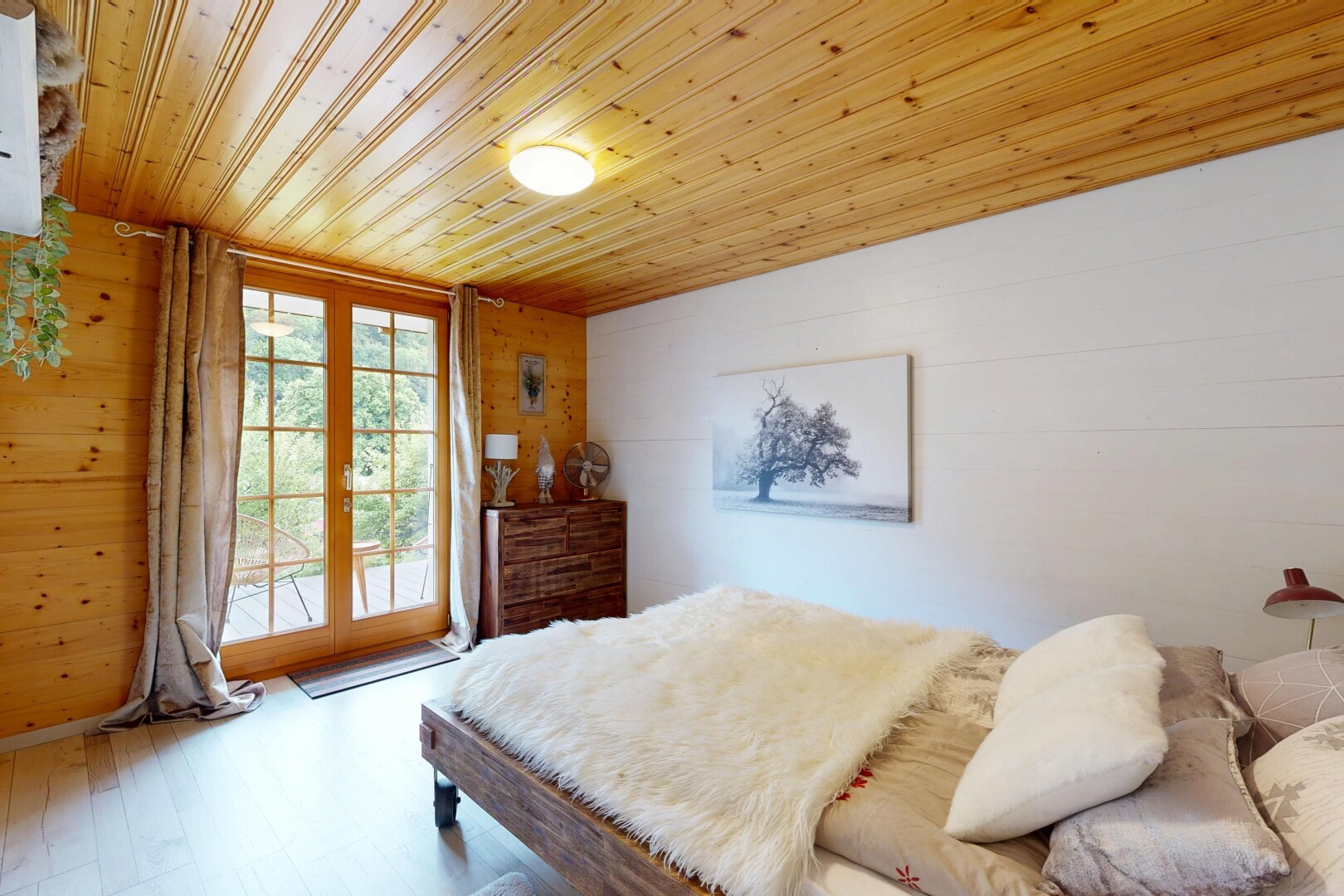 chambre avec portes-fenêtres, mur en bois, wood wall, accès à l'extérieur, et lumière naturelle