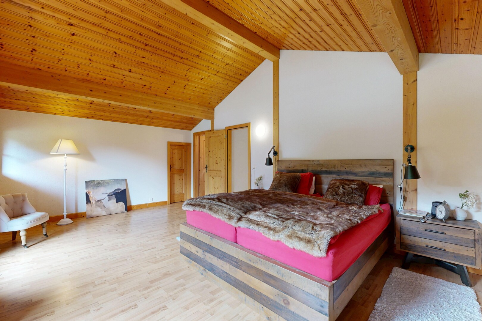 chambre avec sol en finition bois, wood finish floor, plafond en bois, wood ceiling, et inside property