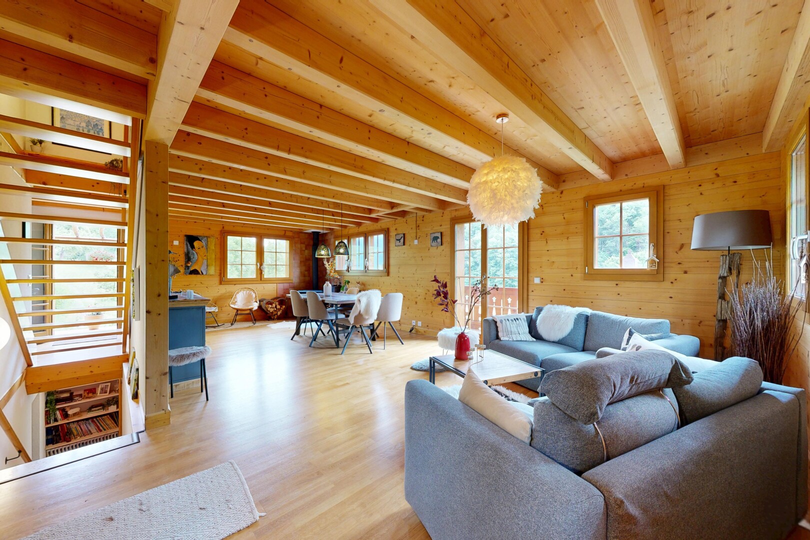 salon / salle à manger avec inside property, sol en finition bois, wood finish floor, mur en bois, et wood wall