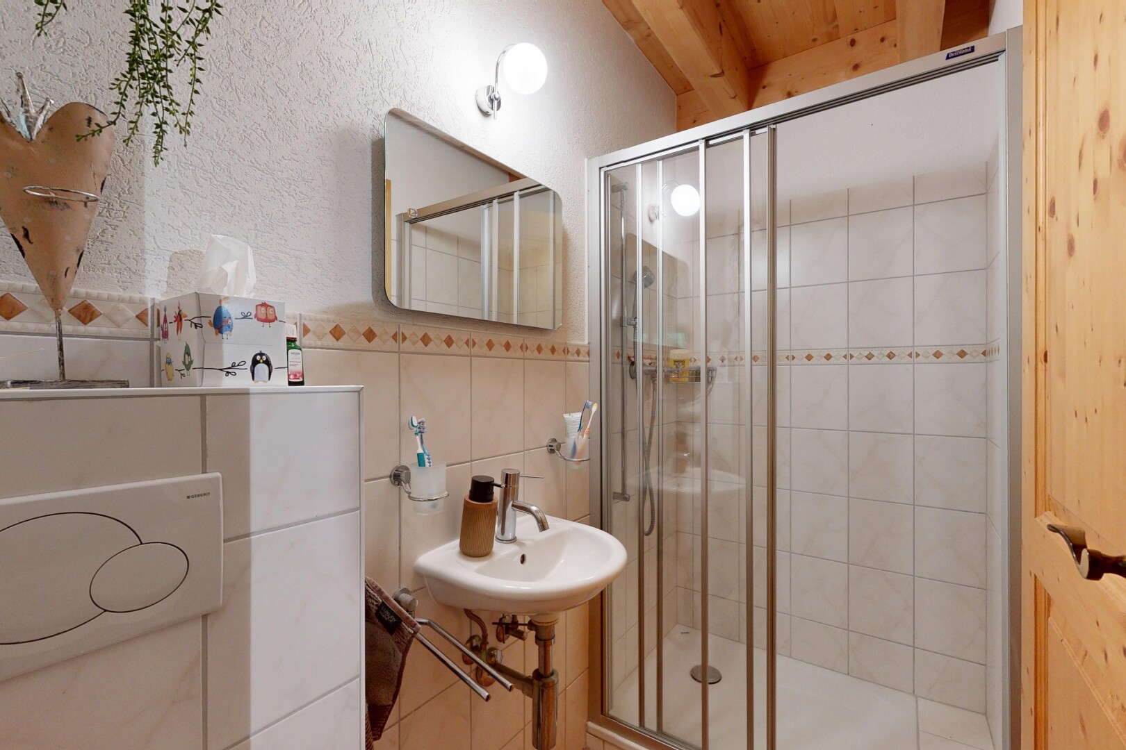 salle de bains avec miroir, douche, salle de bain complète, inside property, et évier