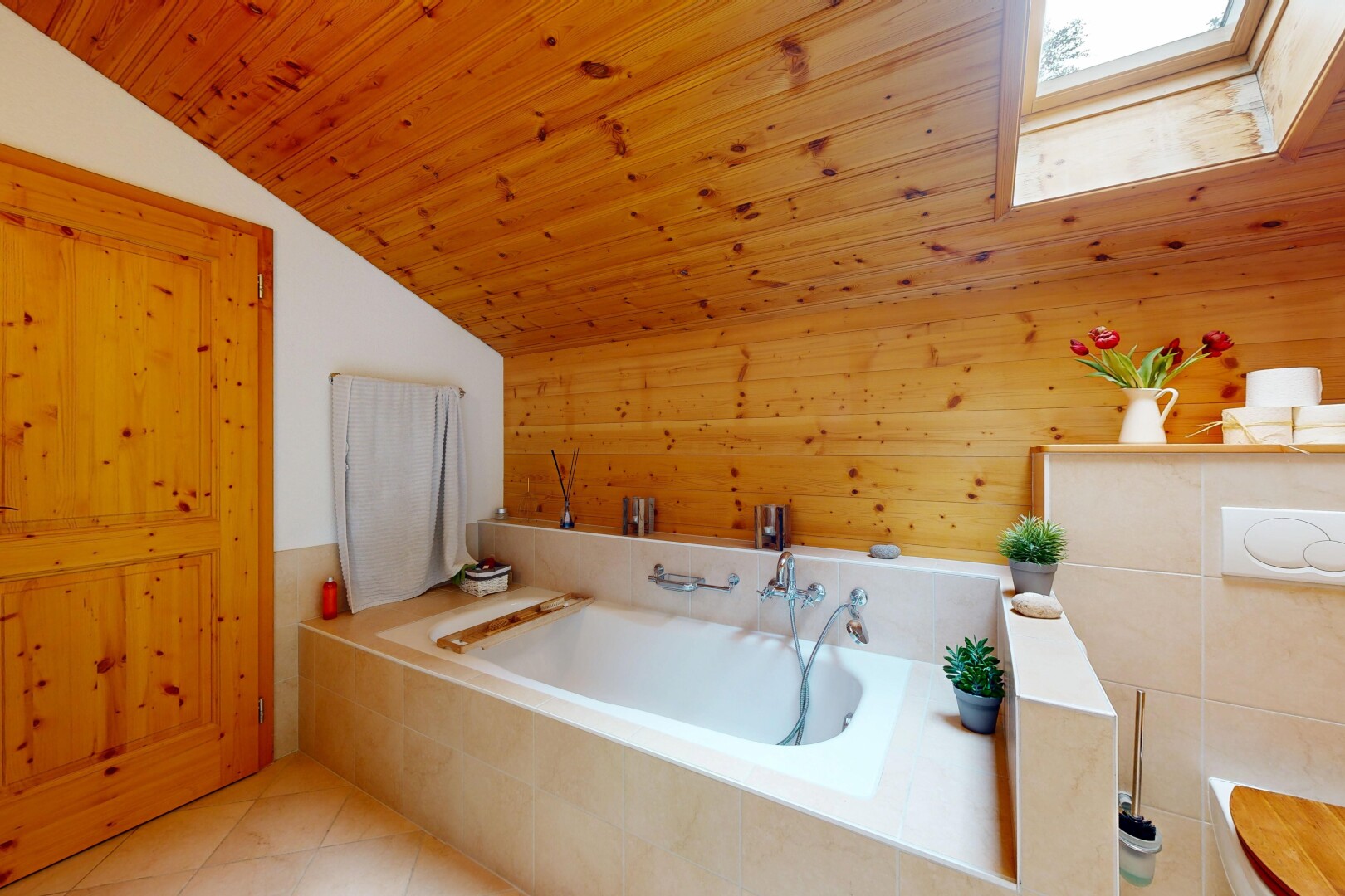 salle de bains avec puits de lumière, salle de bain complète, bain, plafond en bois, et wood ceiling