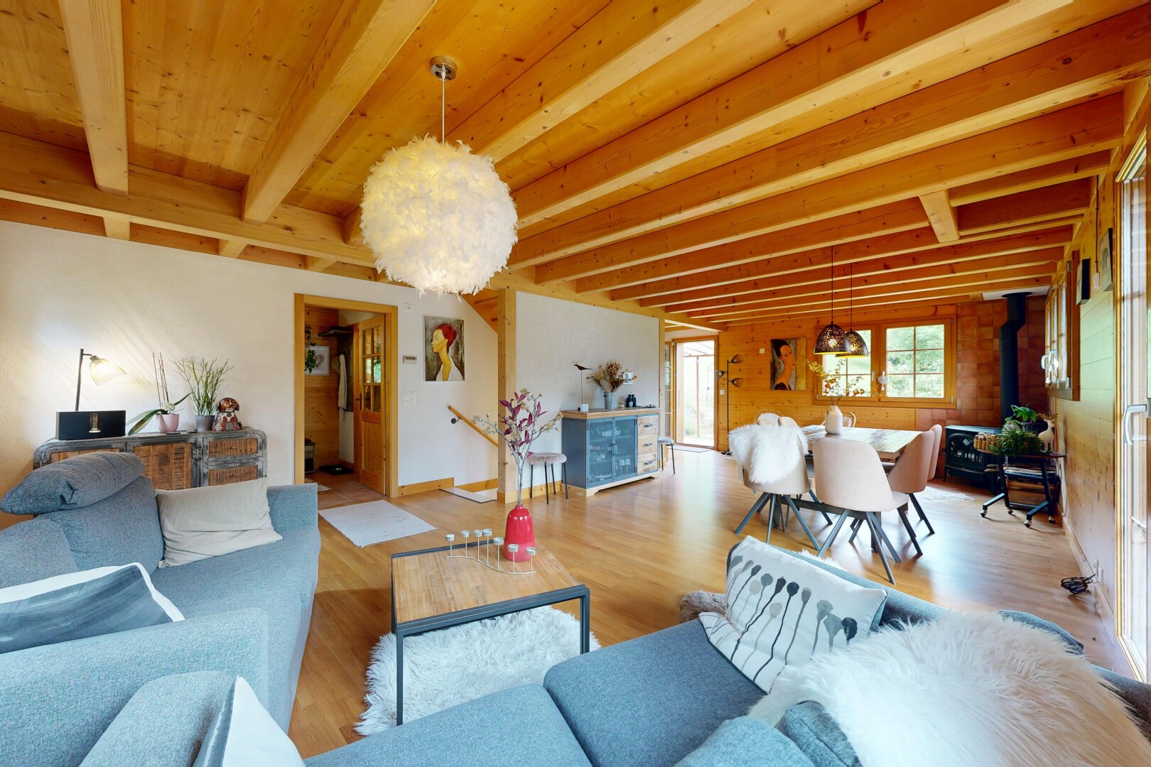 salon / salle à manger avec poêle à bois, inside property, sol en finition bois, wood finish floor, et lumière naturelle