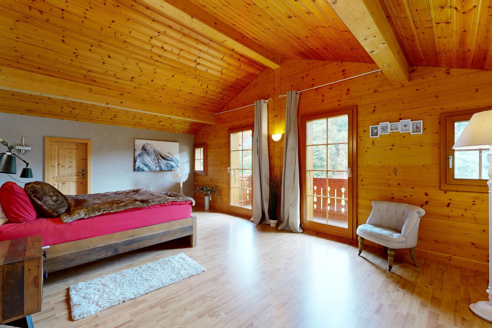 chambre avec plafond voûté, vaulted ceiling, plafond cathédrale, cathedral ceiling, et sol en finition bois