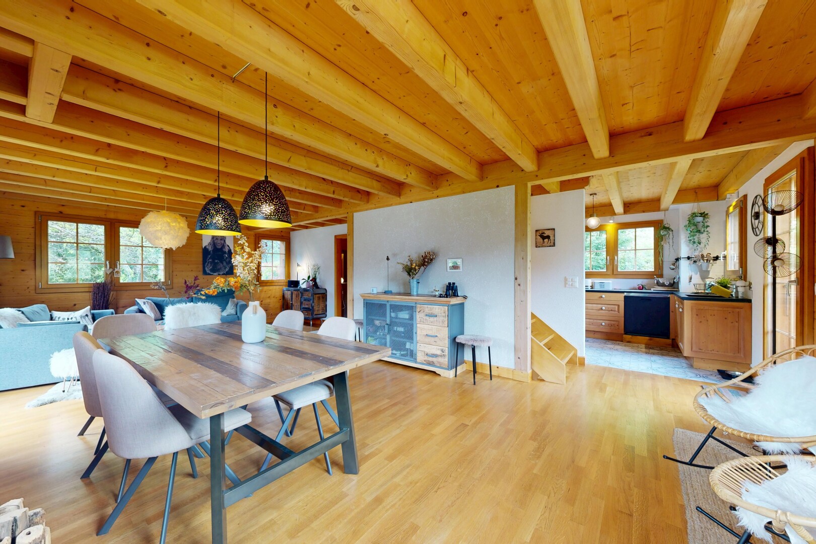 salle à manger avec inside property, sol en finition bois, wood finish floor, portes-fenêtres, et lumière naturelle