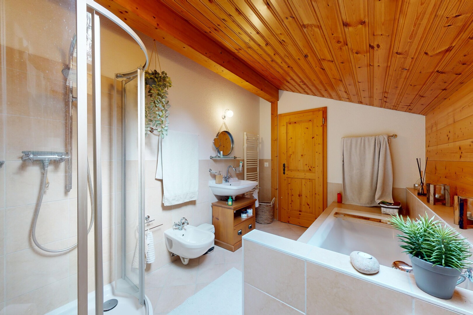 salle de bains avec salle de bain complète, chauffe-serviettes, bidet, douche, et plafond voûté