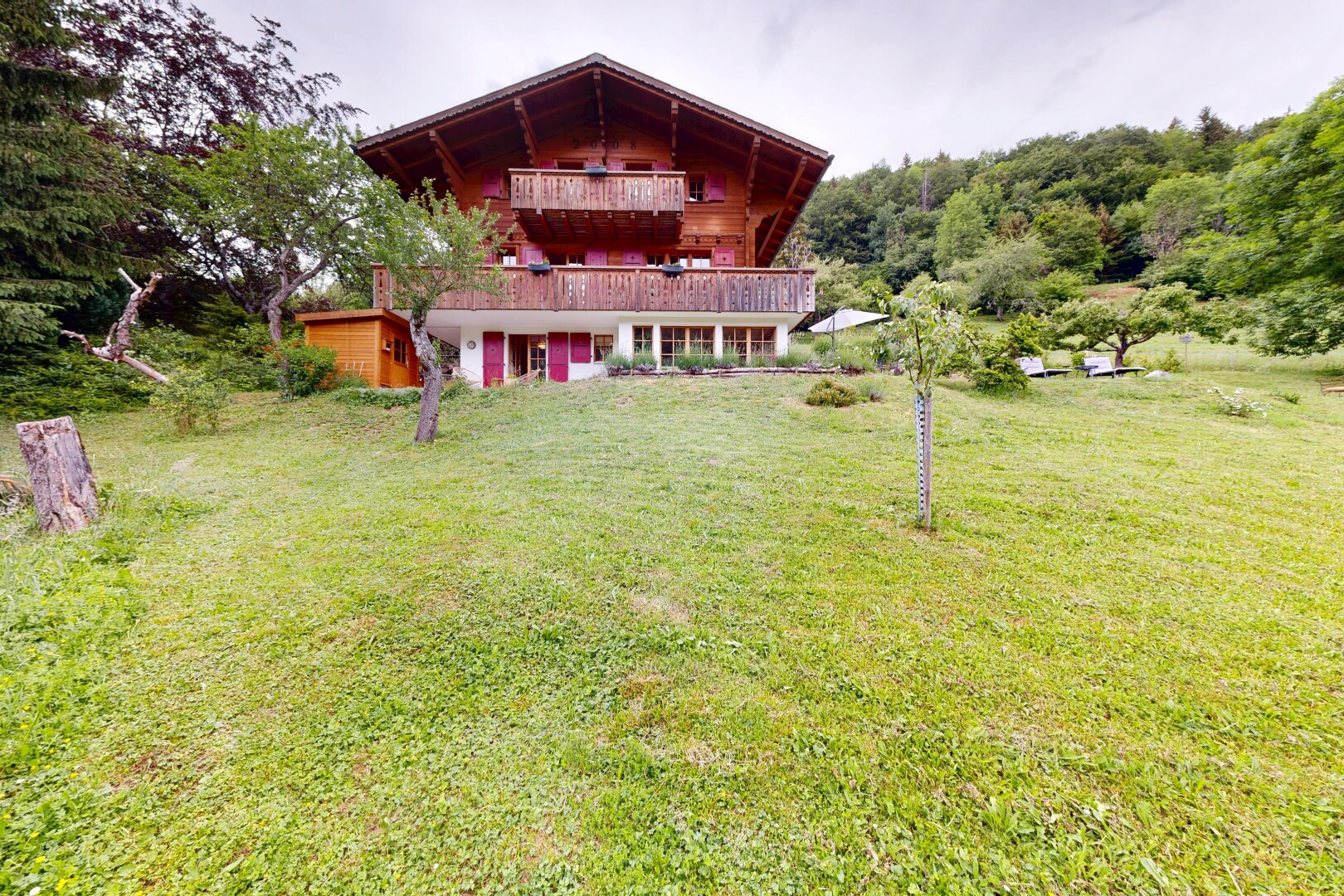 façade avec pelouse, overcast, terrasse, et property visible