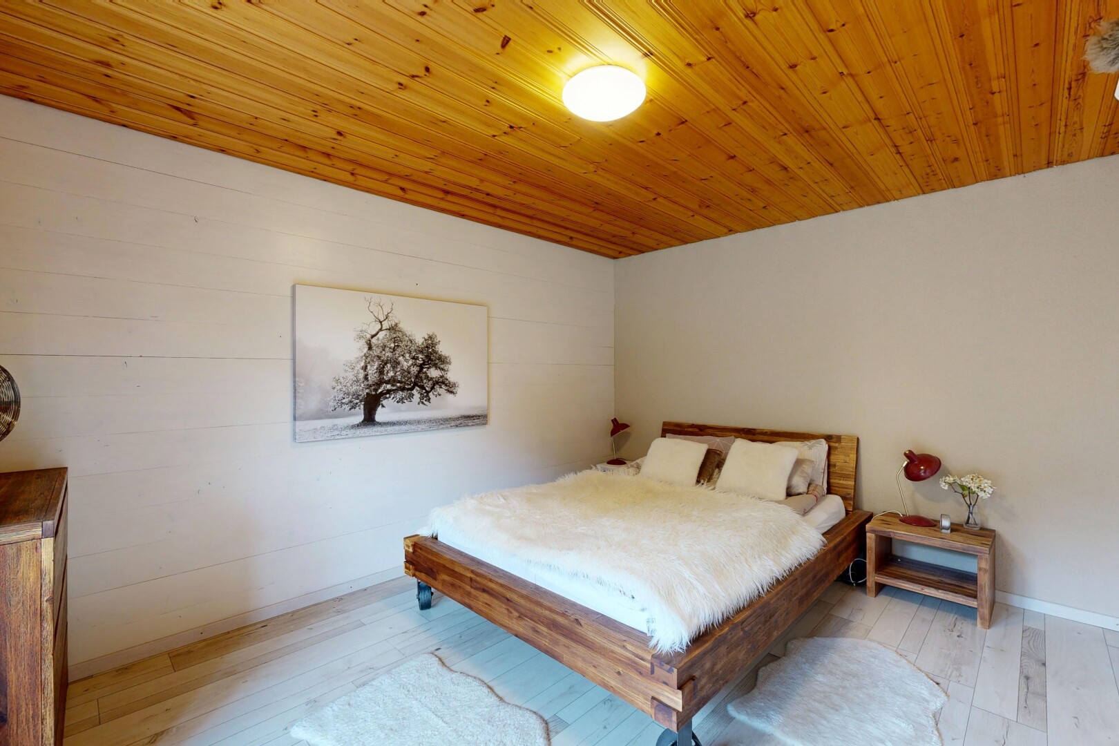 chambre avec sol en finition bois, wood finish floor, plafond en bois, wood ceiling, et inside property