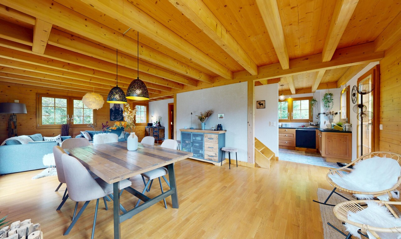 salle à manger avec inside property, sol en finition bois, wood finish floor, portes-fenêtres, et lumière naturelle