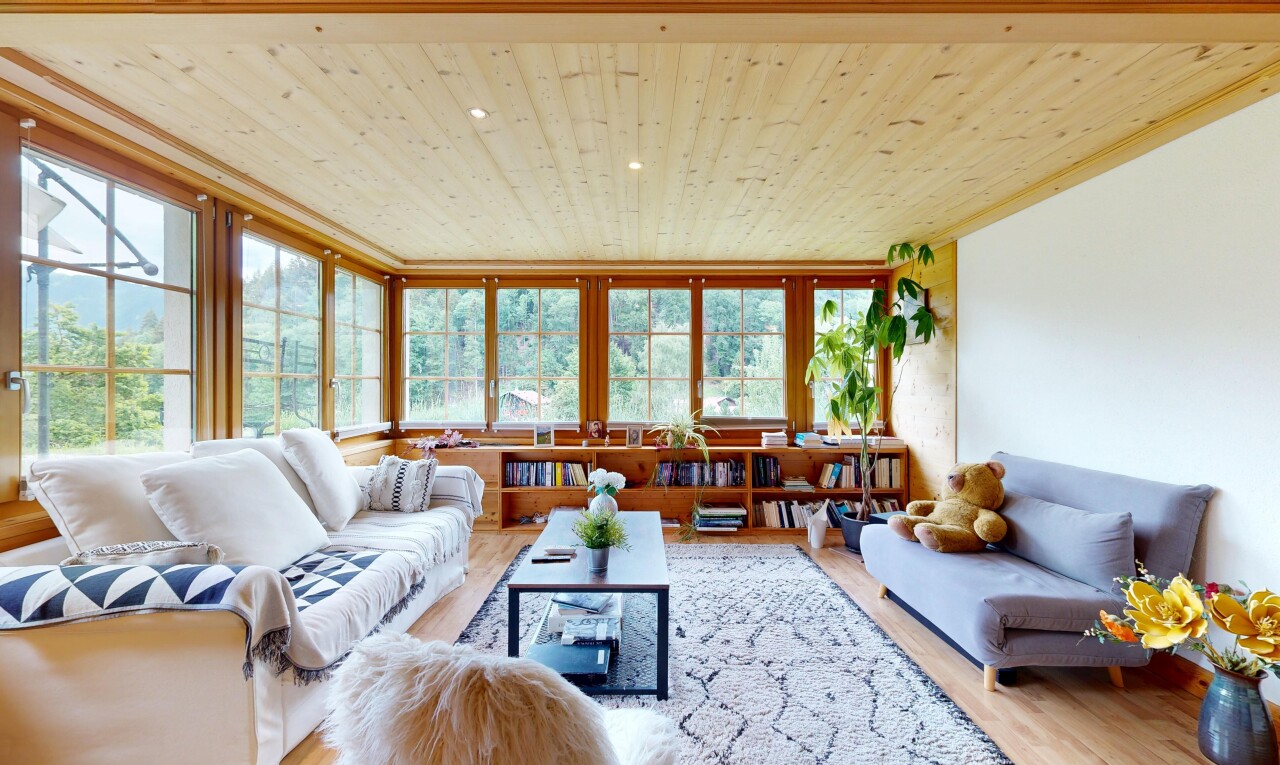 salon avec inside property, sol en finition bois, wood finish floor, plafond en bois, et wood ceiling