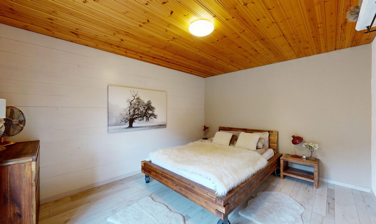 chambre avec sol en finition bois, wood finish floor, plafond en bois, wood ceiling, et inside property