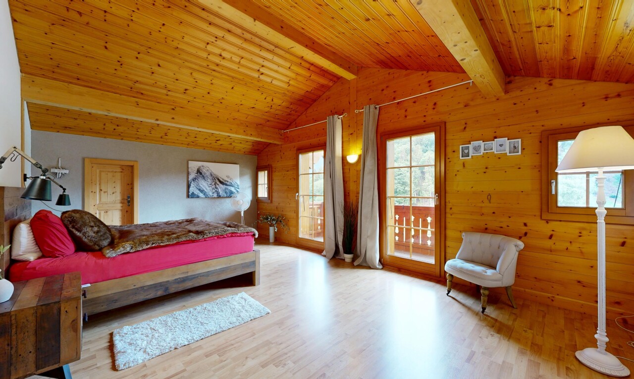 chambre avec plafond voûté, vaulted ceiling, plafond cathédrale, cathedral ceiling, et sol en finition bois