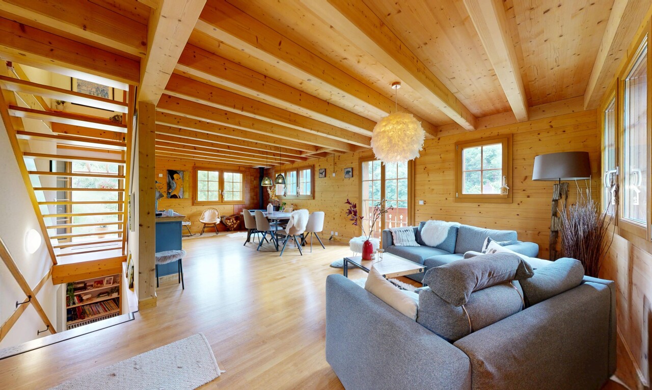 salon / salle à manger avec inside property, sol en finition bois, wood finish floor, mur en bois, et wood wall