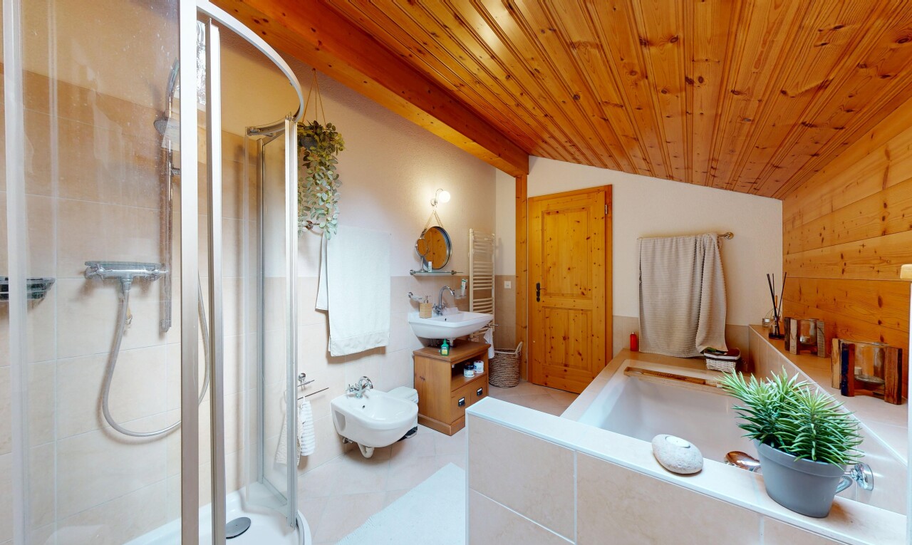 salle de bains avec salle de bain complète, chauffe-serviettes, bidet, douche, et plafond voûté