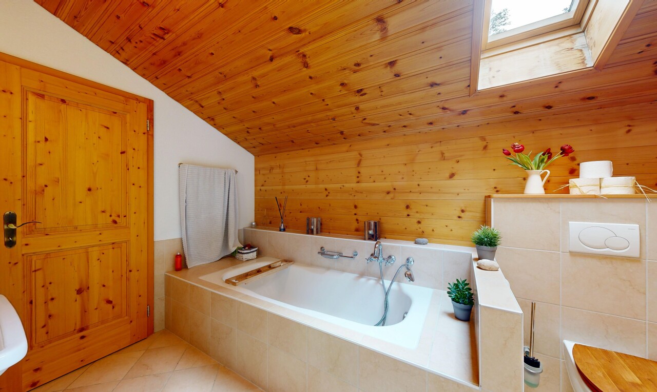 salle de bains avec puits de lumière, salle de bain complète, bain, plafond en bois, et wood ceiling