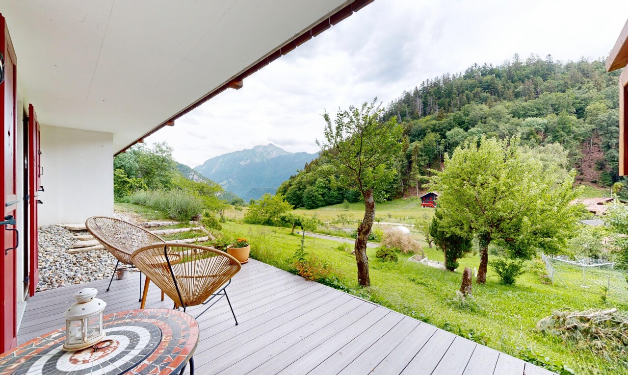 jardin avec mountain view, vue sur la montagne, pelouse, from property, et overcast