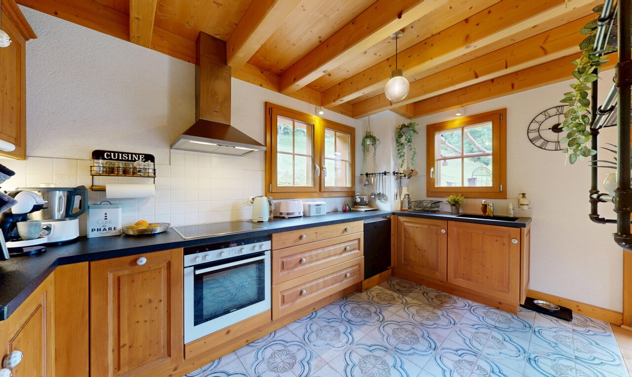 cuisine avec hotte, four, plans de travail, dark countertops, et dosseret