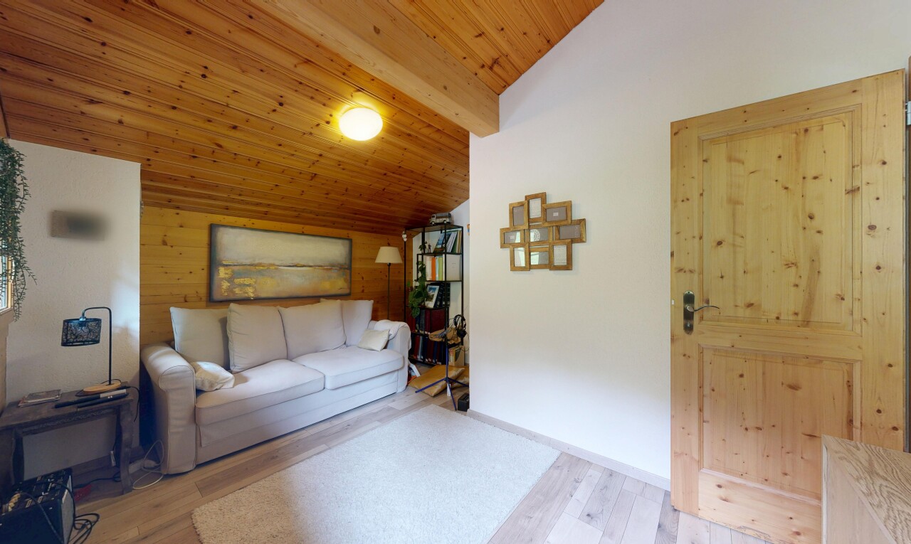salon avec cloison sèche, drywall, sol en finition bois, wood finish floor, et inside property