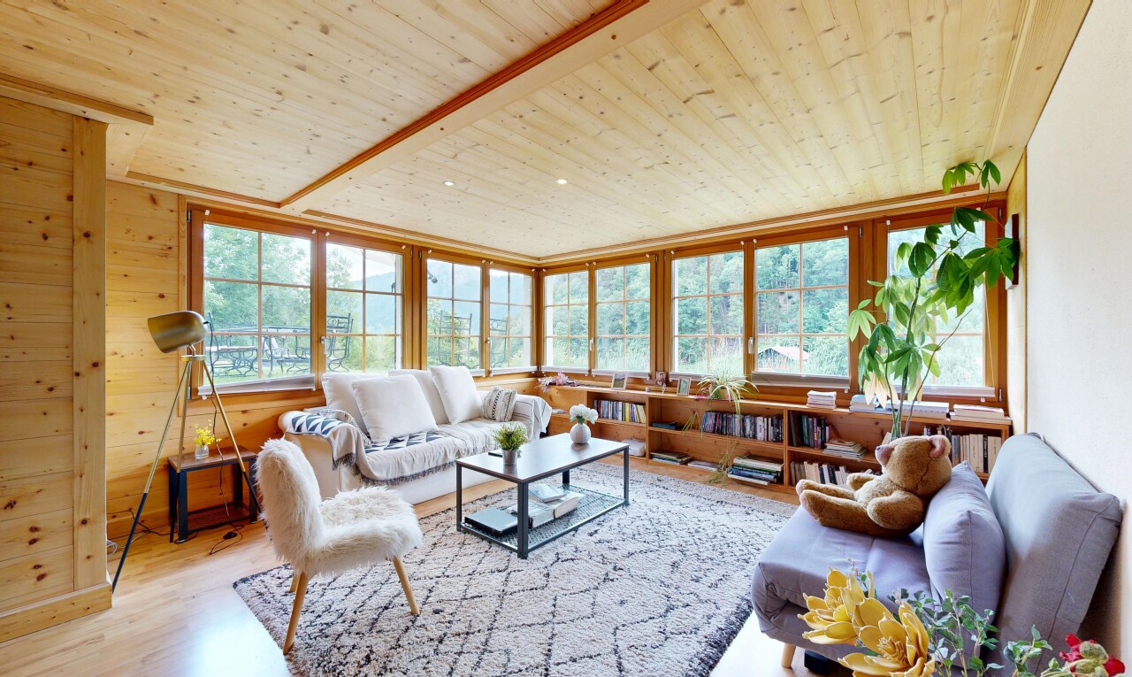 salon avec plafond en bois, wood ceiling, inside property, sol en finition bois, et wood finish floor