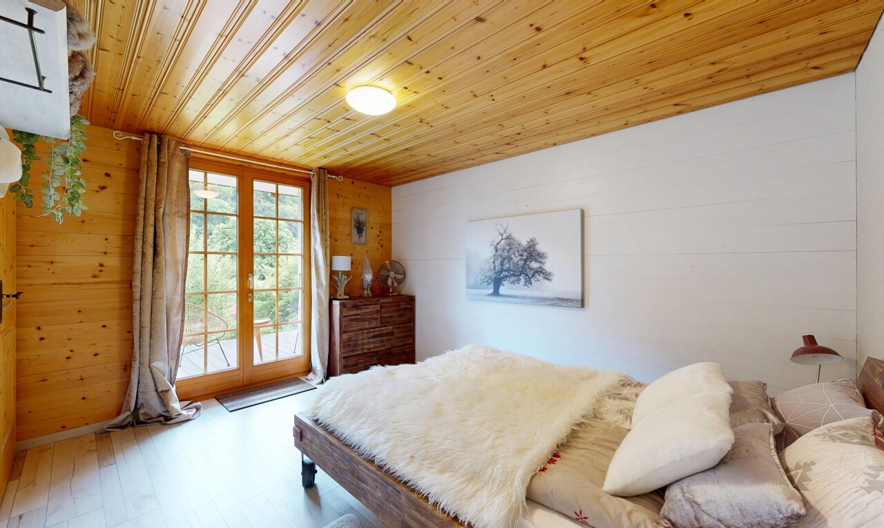 chambre avec portes-fenêtres, mur en bois, wood wall, accès à l'extérieur, et lumière naturelle