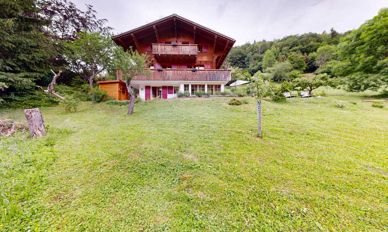 façade avec pelouse, overcast, terrasse, et property visible