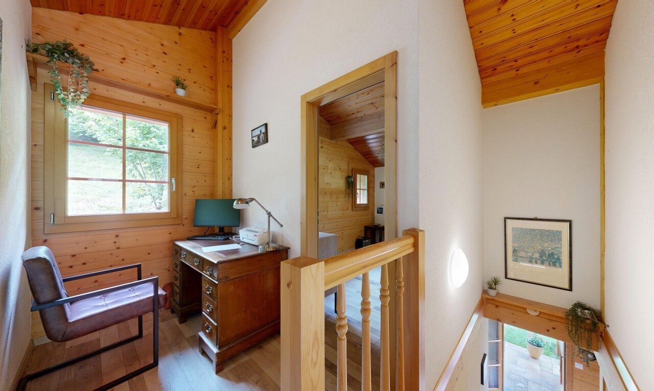 couloir avec plafond en bois, wood ceiling, plafond voûté, vaulted ceiling, et palier à l'étage