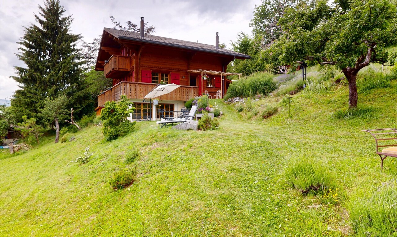 façade avec pelouse, property visible, terrasse, et overcast