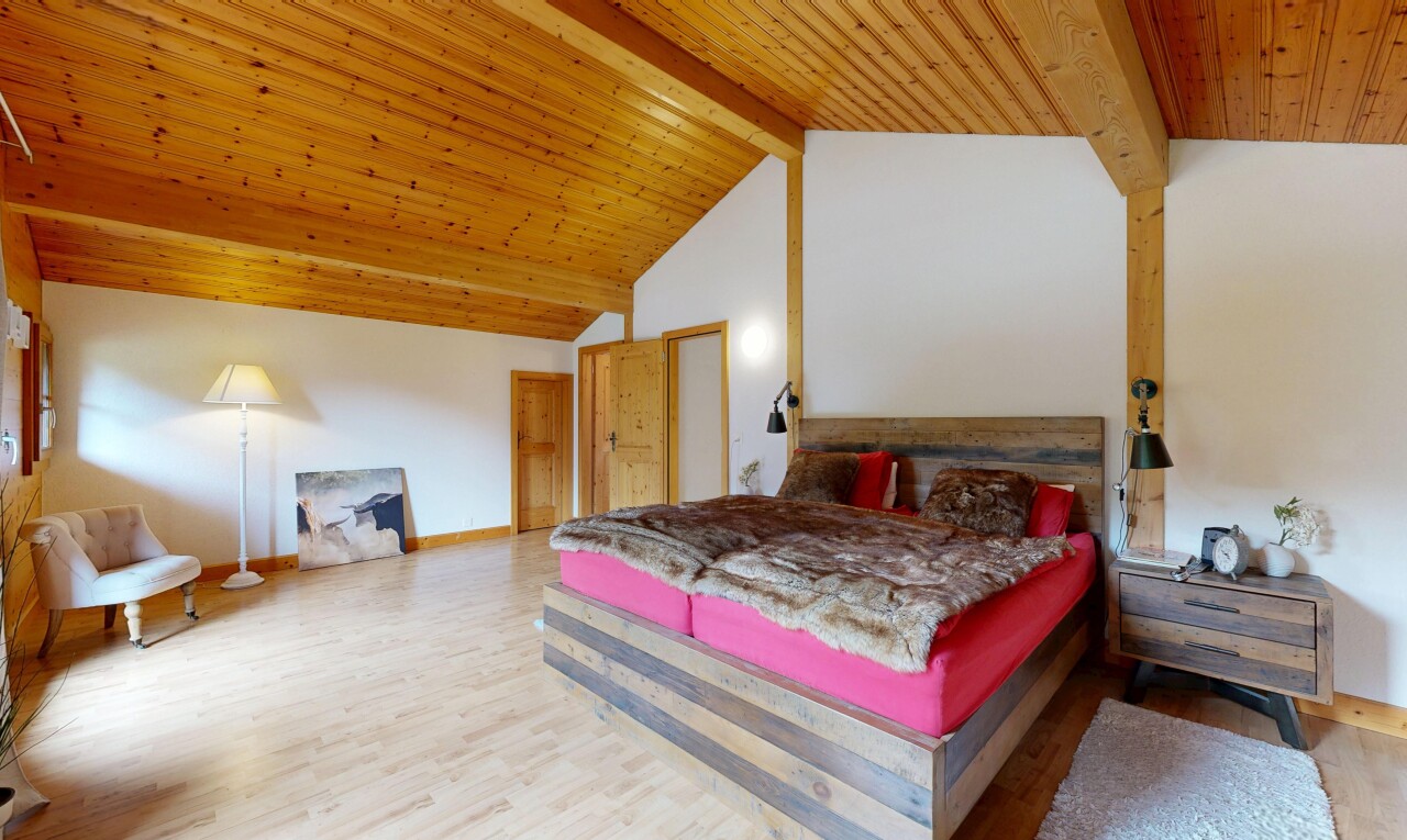 chambre avec sol en finition bois, wood finish floor, plafond en bois, wood ceiling, et inside property