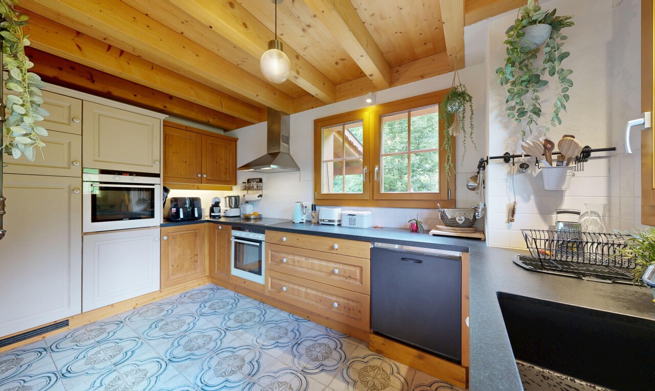 cuisine avec four, hotte, light floor, lave-vaisselle, et lumière naturelle