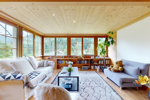 salon avec inside property, sol en finition bois, wood finish floor, plafond en bois, et wood ceiling
