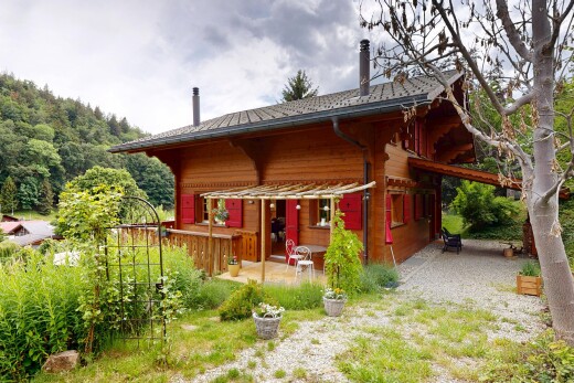 façade avec bardage horizontal, terrasse, from property, cheminée, et overcast