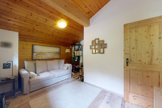 salon avec cloison sèche, drywall, sol en finition bois, wood finish floor, et inside property