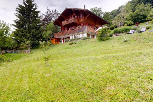 façade avec terrasse, pelouse, overcast, et property visible
