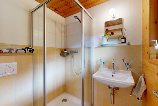 salle de bains avec salle de bain complète, douche, inside property, miroir, et évier
