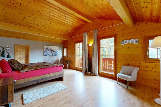chambre avec plafond voûté, vaulted ceiling, plafond cathédrale, cathedral ceiling, et sol en finition bois
