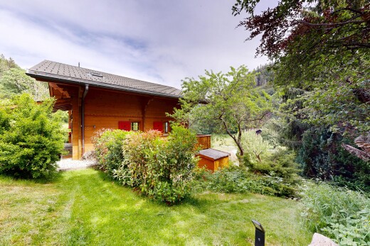 jardin avec pelouse et property visible