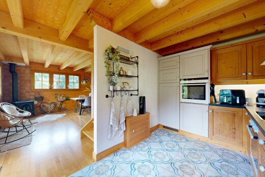 cuisine avec four, poêle à bois, light floor, inside property, et plafond à poutres