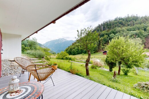 jardin avec mountain view, vue sur la montagne, pelouse, from property, et overcast
