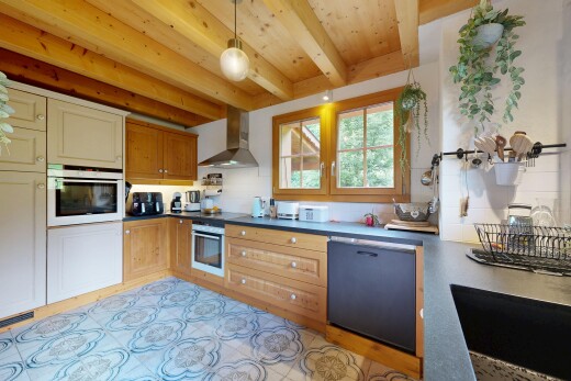 cuisine avec four, hotte, light floor, lave-vaisselle, et lumière naturelle
