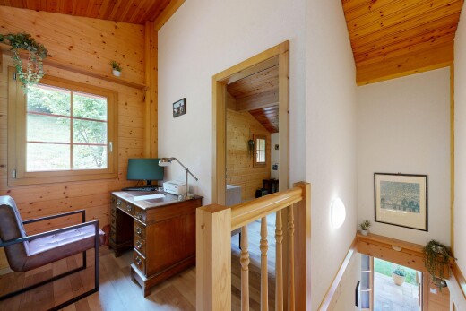 couloir avec plafond en bois, wood ceiling, plafond voûté, vaulted ceiling, et palier à l'étage