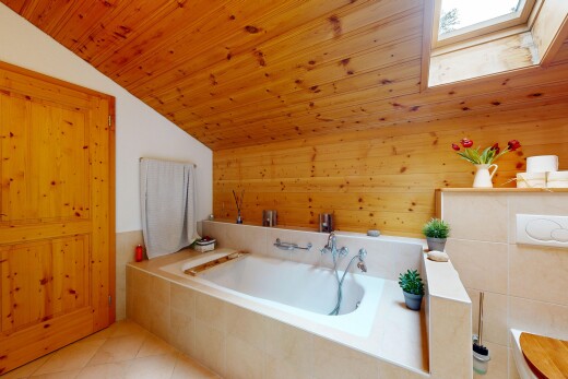 salle de bains avec puits de lumière, salle de bain complète, bain, plafond en bois, et wood ceiling