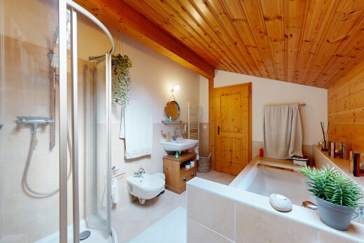 salle de bains avec salle de bain complète, chauffe-serviettes, bidet, douche, et plafond voûté