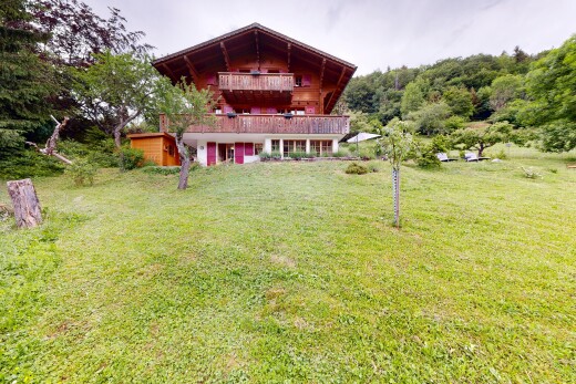 façade avec pelouse, overcast, terrasse, et property visible