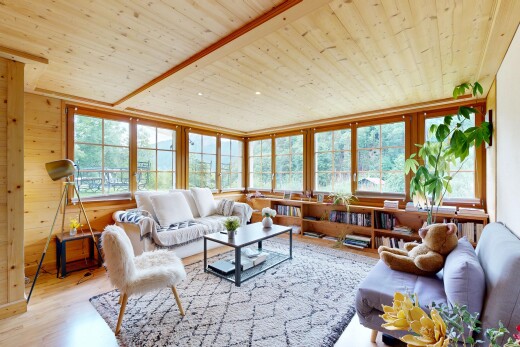 salon avec plafond en bois, wood ceiling, inside property, sol en finition bois, et wood finish floor