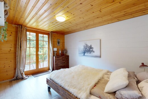 chambre avec portes-fenêtres, mur en bois, wood wall, accès à l'extérieur, et lumière naturelle