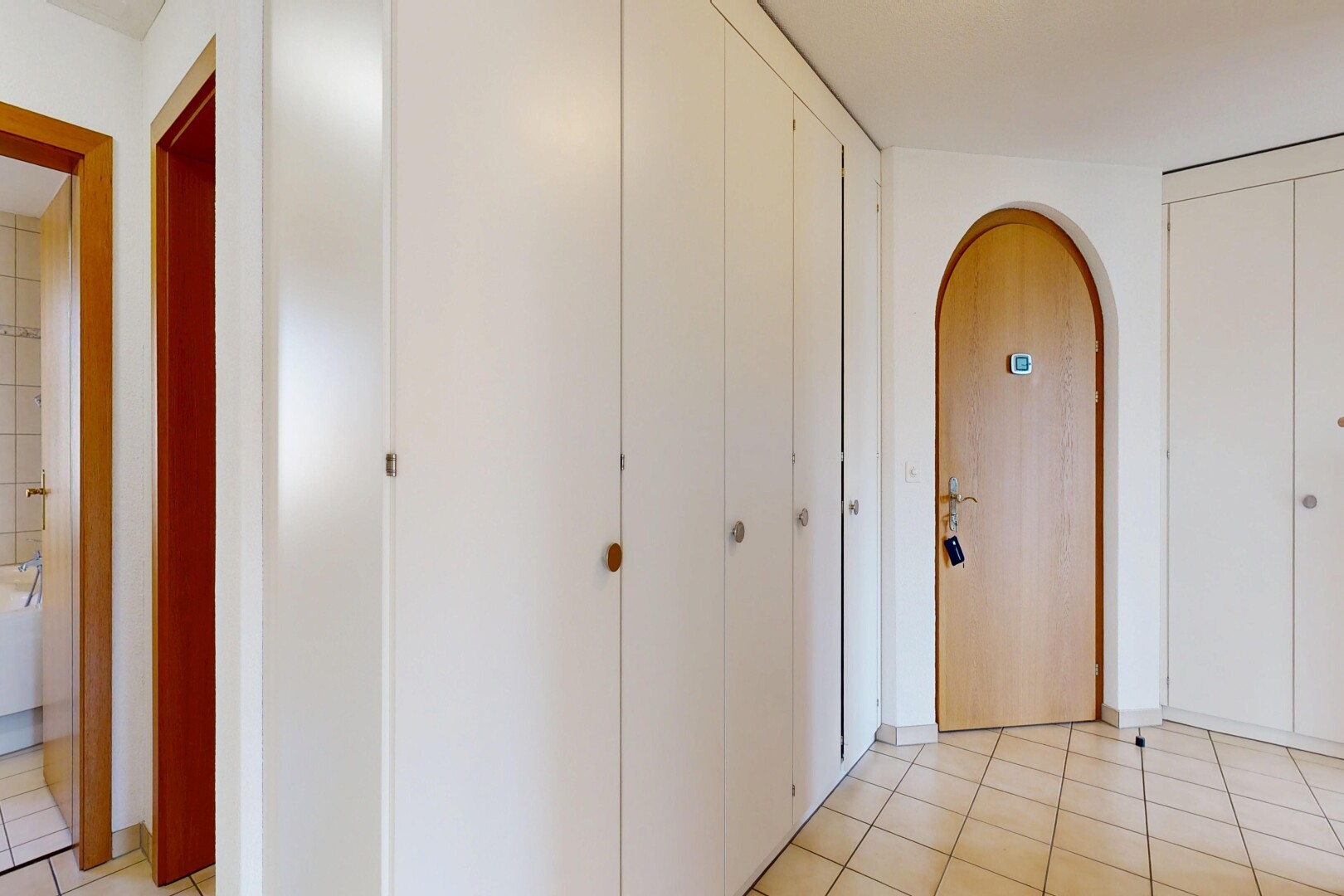 couloir avec passages en arc, inside property, tile floor, sol en carrelage, et light floor