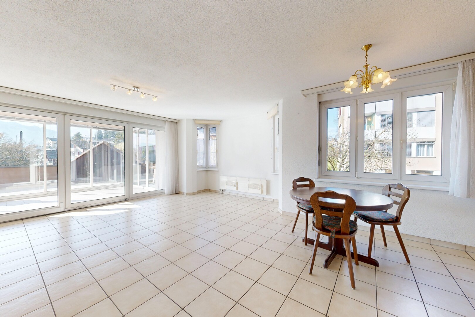 salle à manger avec lustre remarquable, inside property, light floor, lumière naturelle, et natural light