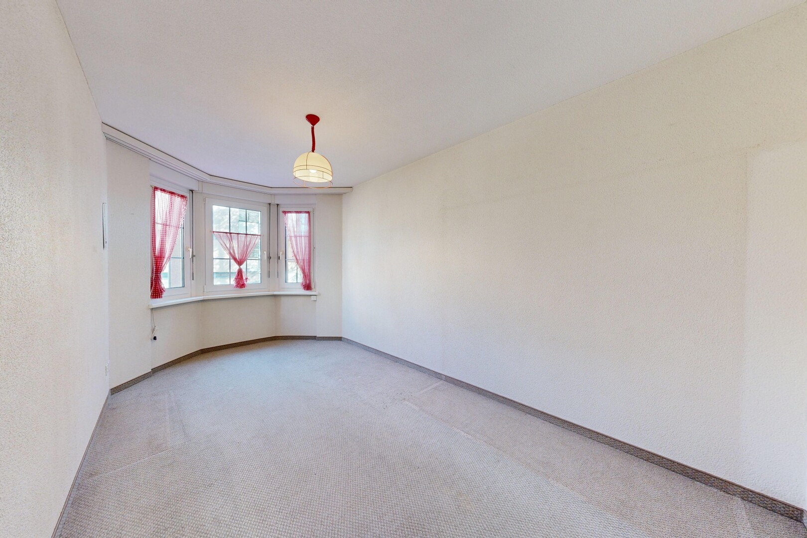 pièce vide avec inside property, lumière naturelle, natural light, moquette, et carpet