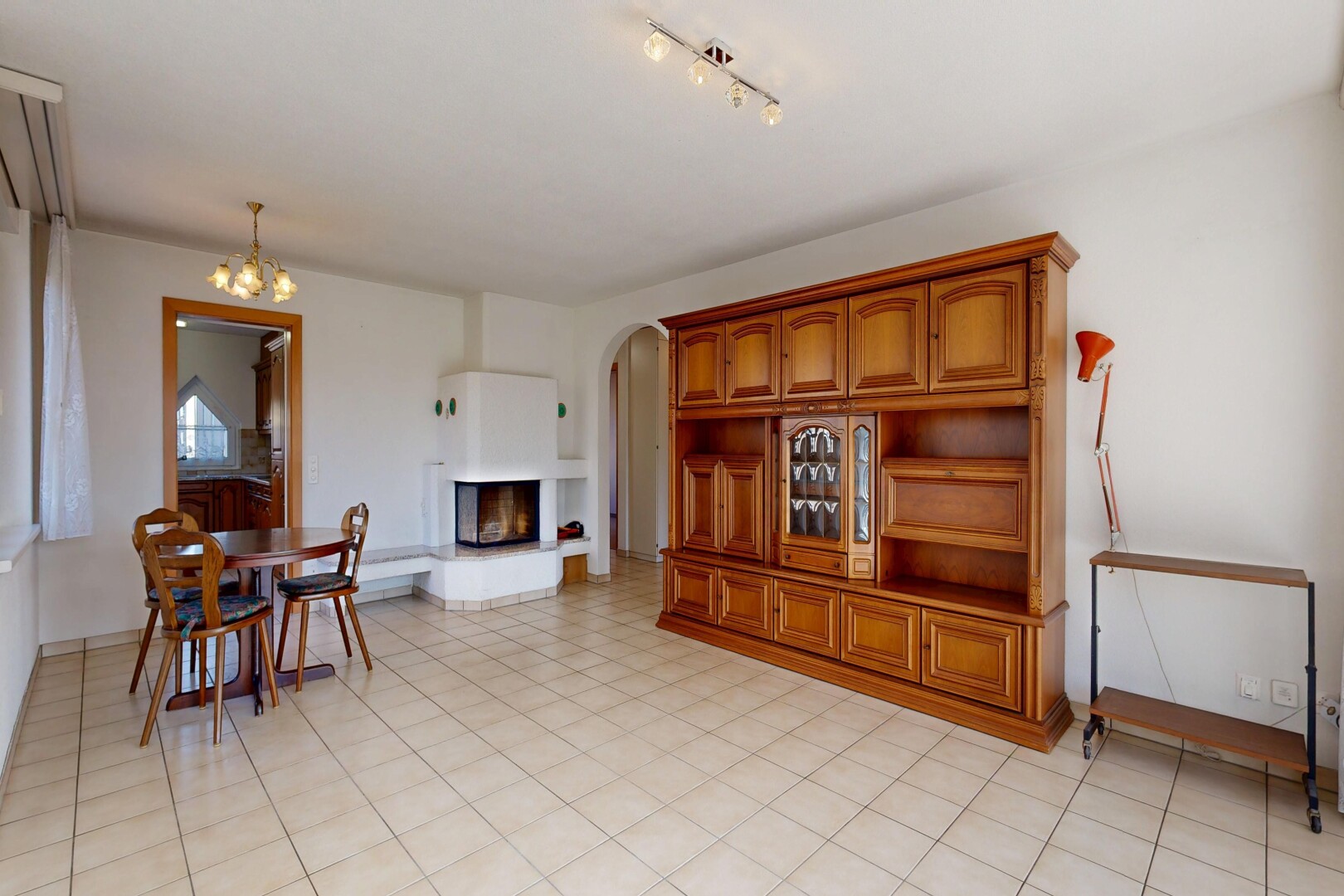 salle à manger avec passages en arc, light floor, lustre remarquable, cloison sèche, et drywall