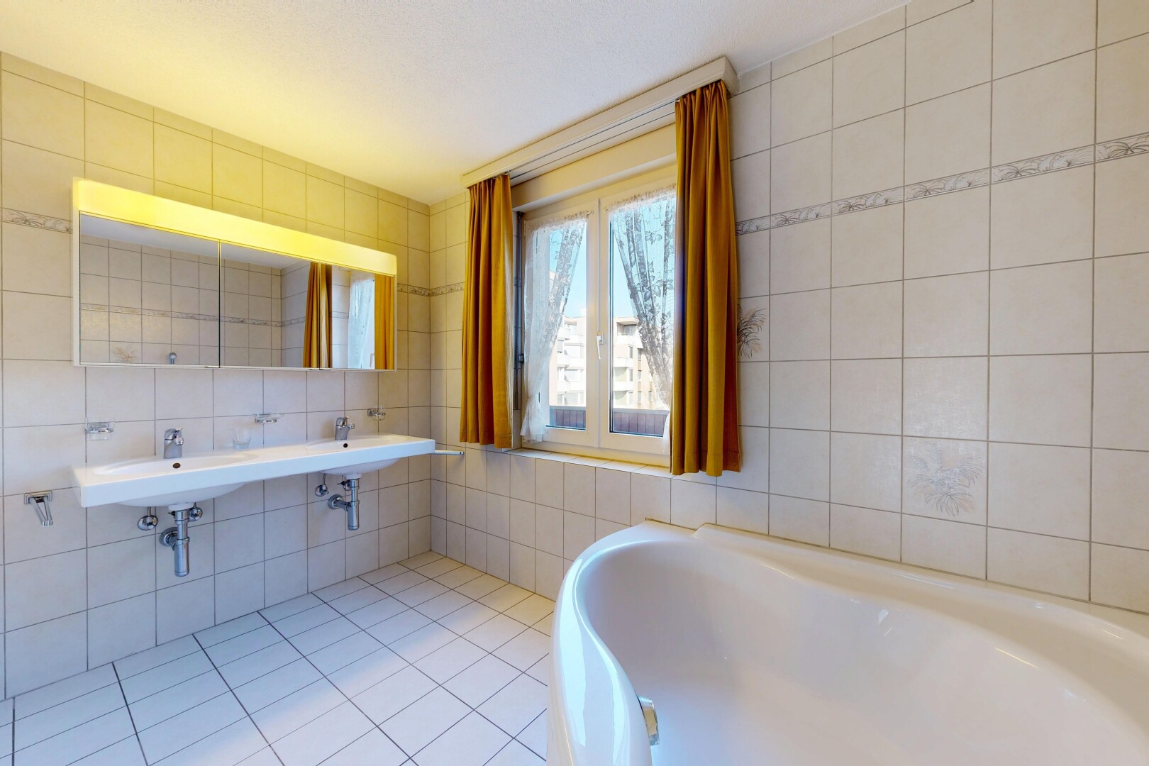salle de bains avec mur en carrelage, tile wall, miroir, salle de bain complète, et lumière naturelle